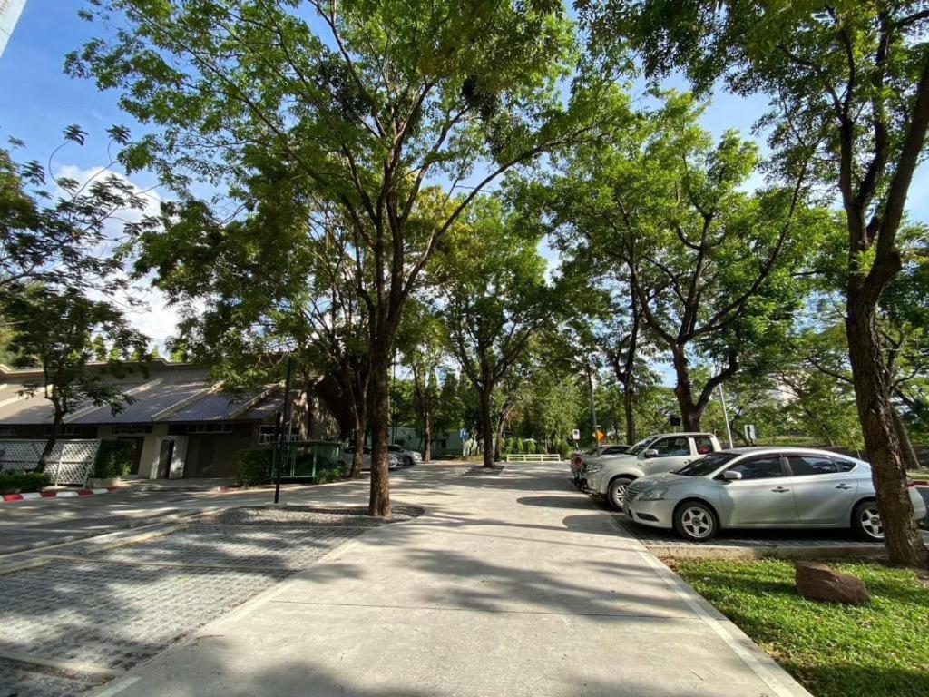 Dluxx Thammasat Hotel Pathum Thani Exterior photo