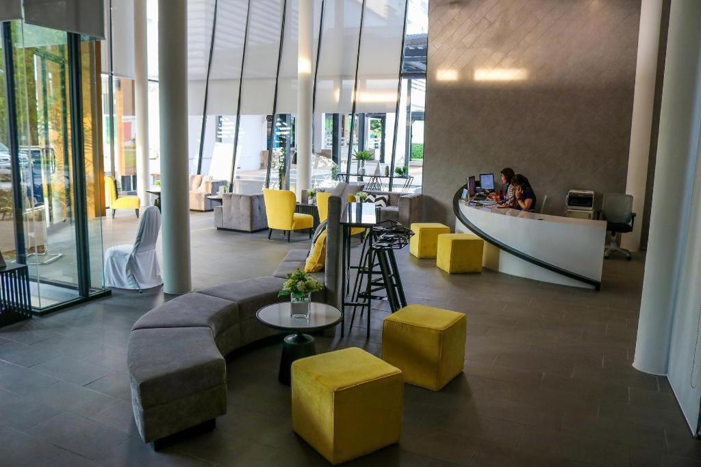 Dluxx Thammasat Hotel Pathum Thani Exterior photo